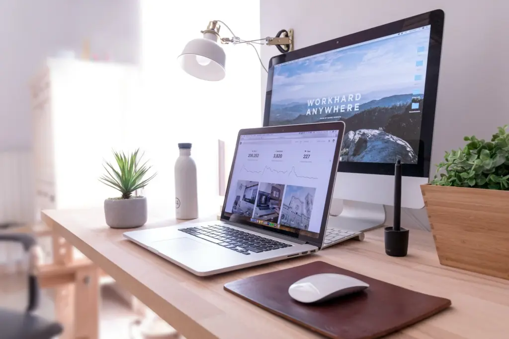 Premium Webseiten auf zwei Monitoren